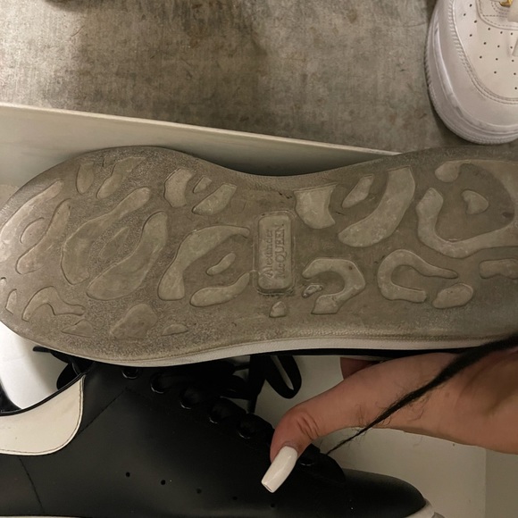 Mens Alexander McQueen shoes - Picture 2 of 3